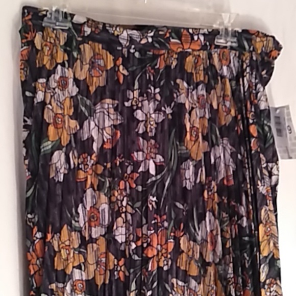 LuLaRoe Dresses & Skirts - LulaRoe Deanne black skirt yellow floral L